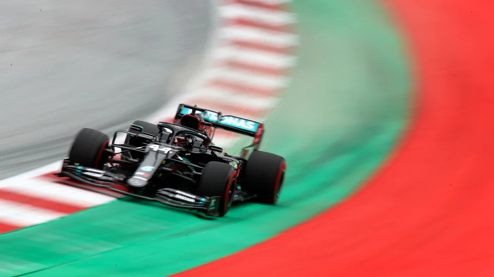 Mercedes Lewis Hamilton var snabbast på fredagens träning.