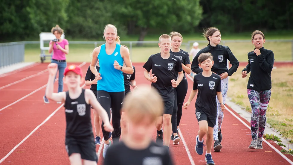 Moa Hjelmer, friidrottsstjärna, gästade Tomtaklints friidrottsarena.