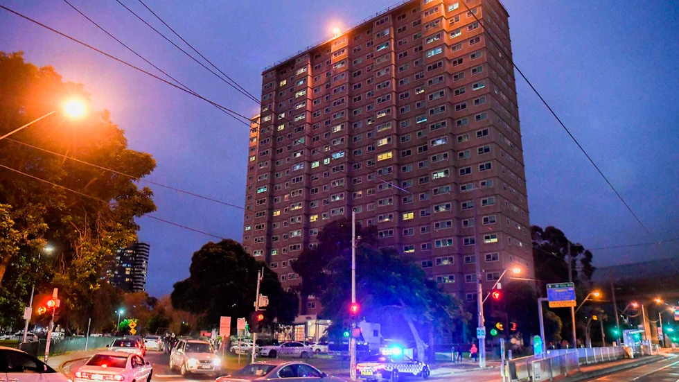 Ett av de bostadshus i centrala Melbourne i Australien som har satts i karantän.