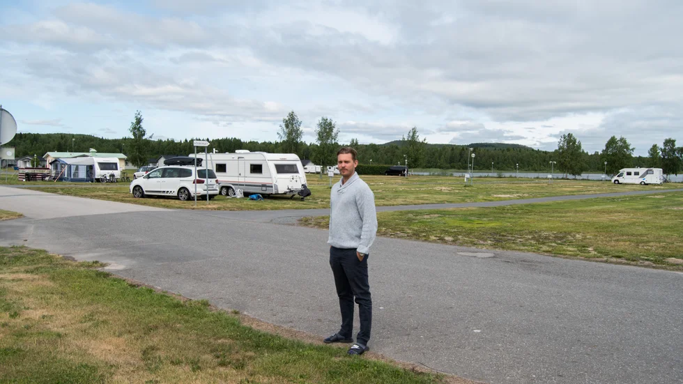 Så här års brukar det vara fullt på Bodens camping, berättar Viktor Sundberg,  men i år är det glest mellan husvagnarna och tälten.