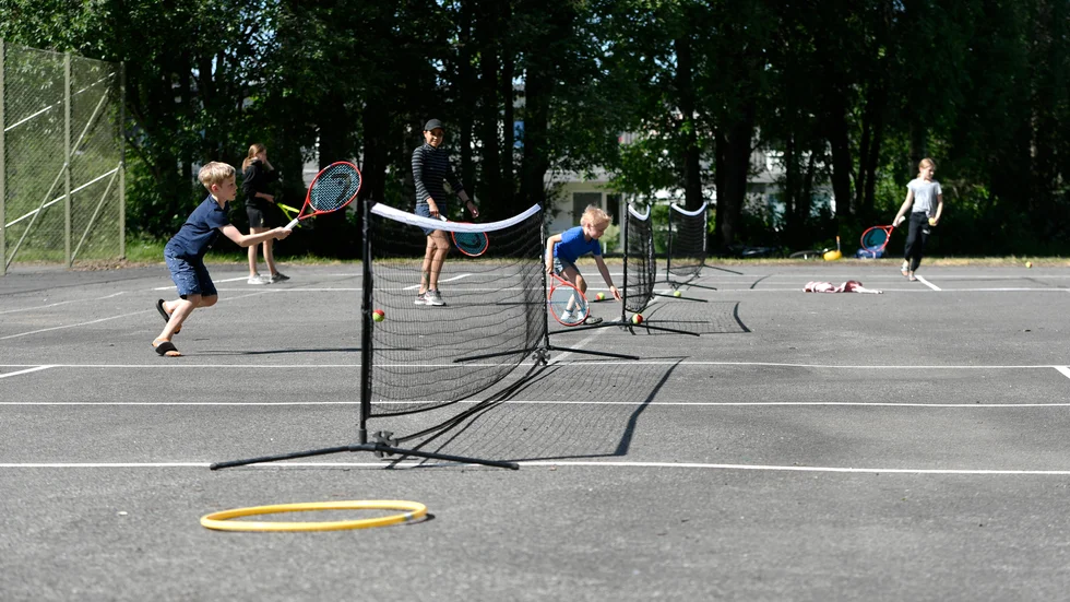 Både tennisplanen och minitennisnäten vid sidan om har haft full aktivitet i veckan.