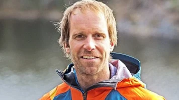 Fredrik Sträng utlyser en belöning för tips om de nedklottrade raukarna på Fårö.