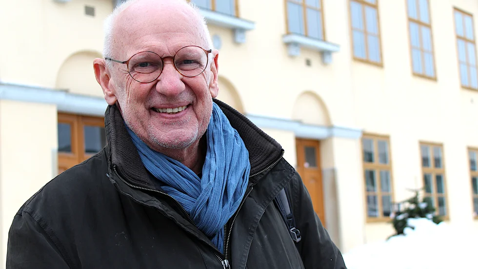 Lasse Övling har bott i Västervik sedan mitten av 1980-talet. "Det har varit en ynnest att se våra barn växa upp i en liten stad med alla nära möjligheter till att utforska på egen hand. Den lilla staden har gett så många möjligheter för mig till meningsfulla sammanhang vilket bidragit till att jag har hållit på med amatörteater, kommunal demokratiaktivism, föreningsliv, friluftsliv och vänskapsliv", säger han.