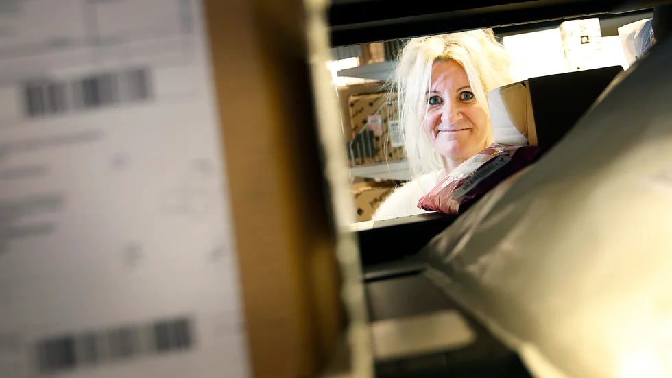 Enligt Cathrine Mellgren, distributionsområdeschef på Postnord, har kunder fått vänta någon dag extra när många anställda på Postnord drabbats av sjukdom.