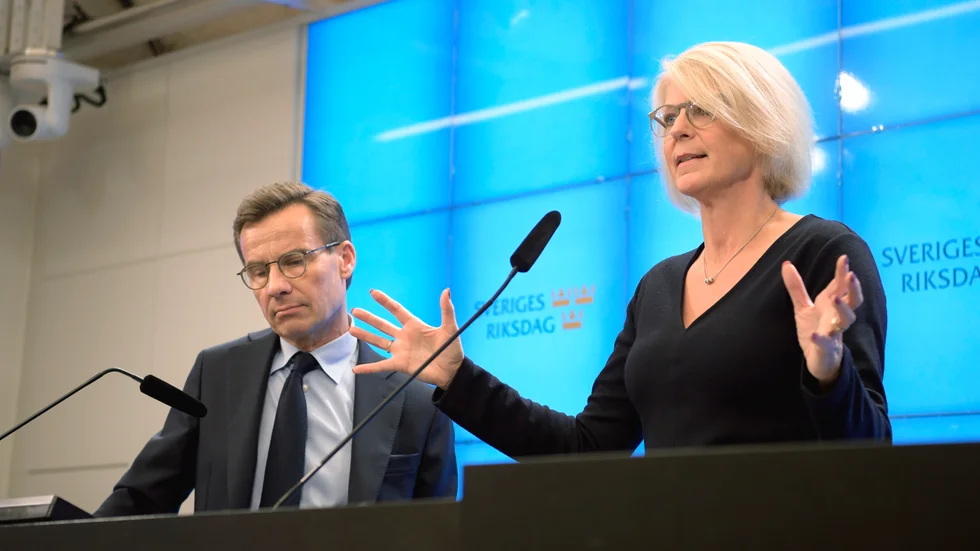 Moderaternas partiledare Ulf Kristersson och ekonomiskpolitiska talesperson Elisabeth Svantesson begär att regeringen agerar kraftfullare inför virushotet. Arkivbild.