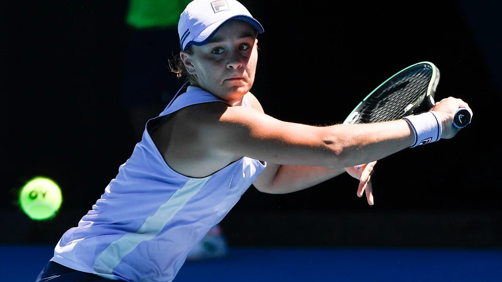 Australiens hemmasstjärna Ashleigh Barty är utslagen efter att ha fått stryk av 25-seedade Karolína Muchová från Tjeckien i kvartsfinalen.