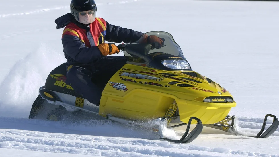 För att få skaffa förarbevis för snöskoter måste man vara minst 16 år.
