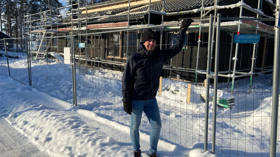Ytterligare en villa växer fram vid Djulö gärde. John Martinsson på Byggline berättar att företaget redan har byggt två enplansvillor och tre tvåplansvillor i området.