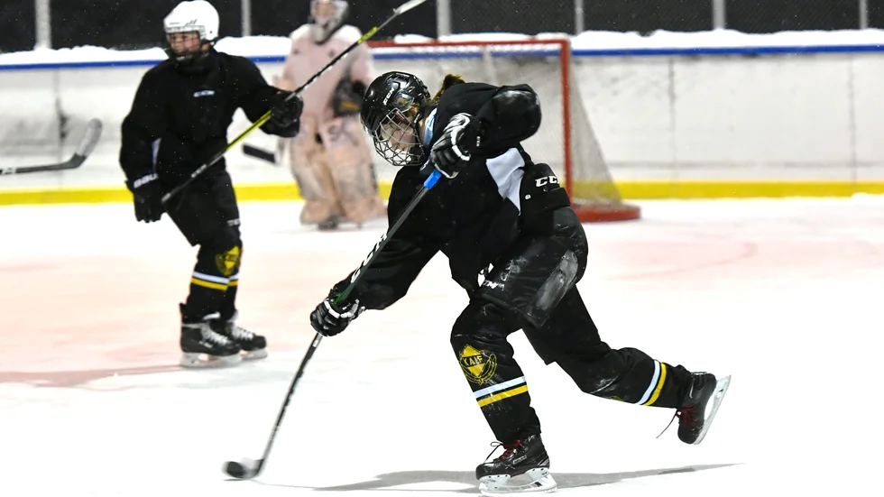 Tyra Håkansson är enda tjej i U14-laget, men inte i föreningen.