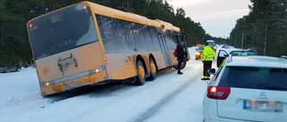 Buss skulle köra om traktor – hamnade i diket