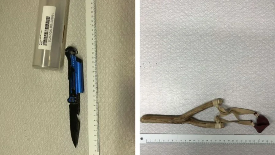 Den 61-årige mannen var utrustad med 15 knivar och en slangbella (Bilderna är hämtade ur förundersökningen.)