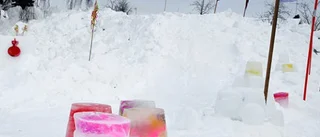 Satsar på snölekland på Öjeby torg   
