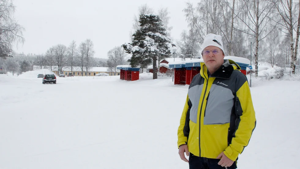 Rektorn Ola Sonidsson känner sig otrygg med trafiksituationen utanför skolbyggnaderna. "Jag önskar att alla som kör vid ett skolområde tar trafikreglerna på allvar", säger han.