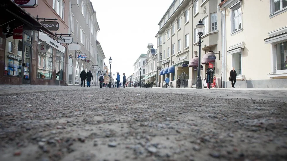 Bilföraren körde på en ordningsvakt på gågatan och misstänks nu för våld mot tjänsteman. 