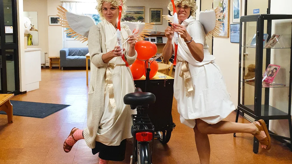 Amorina och Cupida, eller Christine Åström och Josefine Mollinder, som i fredags gav sig iväg på lådcykeln som bokspanare i Österbymo