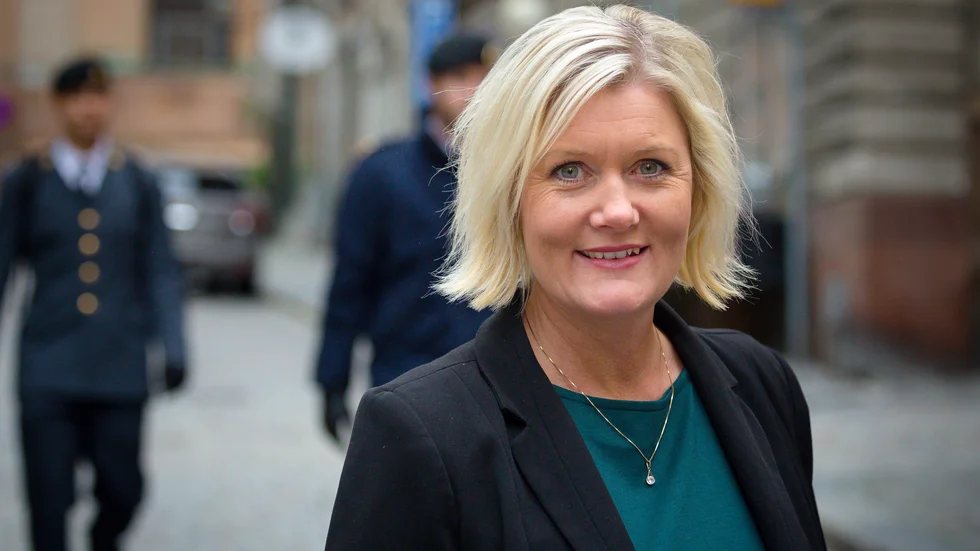 Socialdemokraternas partisekreterare Lena Rådström Baastad tackar Lars Stjernkvist för allt han åstadkommit.
