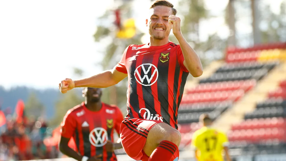 Östersunds Felix Hörberg jublar efter sitt 2–0-mål mot Falkenberg