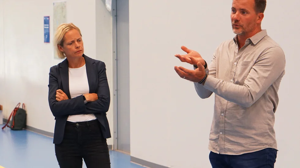 Advokaten Agnes Larfeldt lyssnar medan Johan Lind berättar om hur man kan lösa utflödet från Yxern i framtiden.
