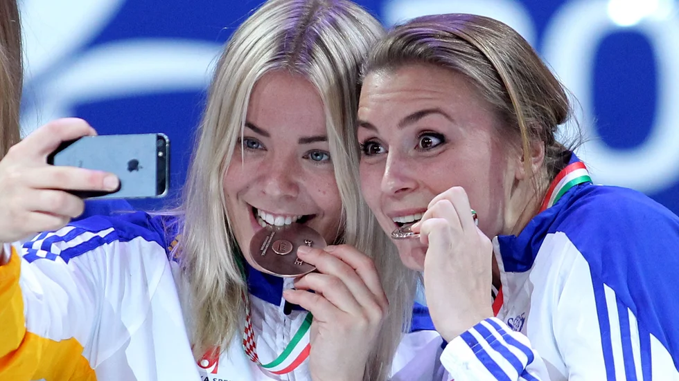 Jessica Helleberg och Isabelle Gulldén firar Sveriges EM-brons i Ungern 2014. Arkivbild.