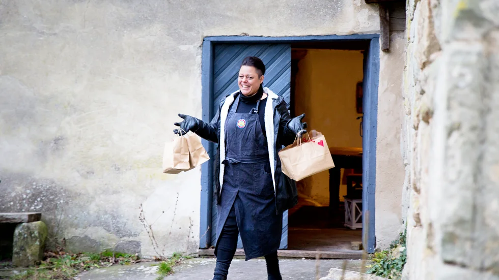 Kocken och food-truckföretagaren Martina Jakobsson med julkassar utanför Kattlunds museigård. ”Jag hade inte klarat av att göra det här själv. Man blir starkare tillsammans”, säger hon.