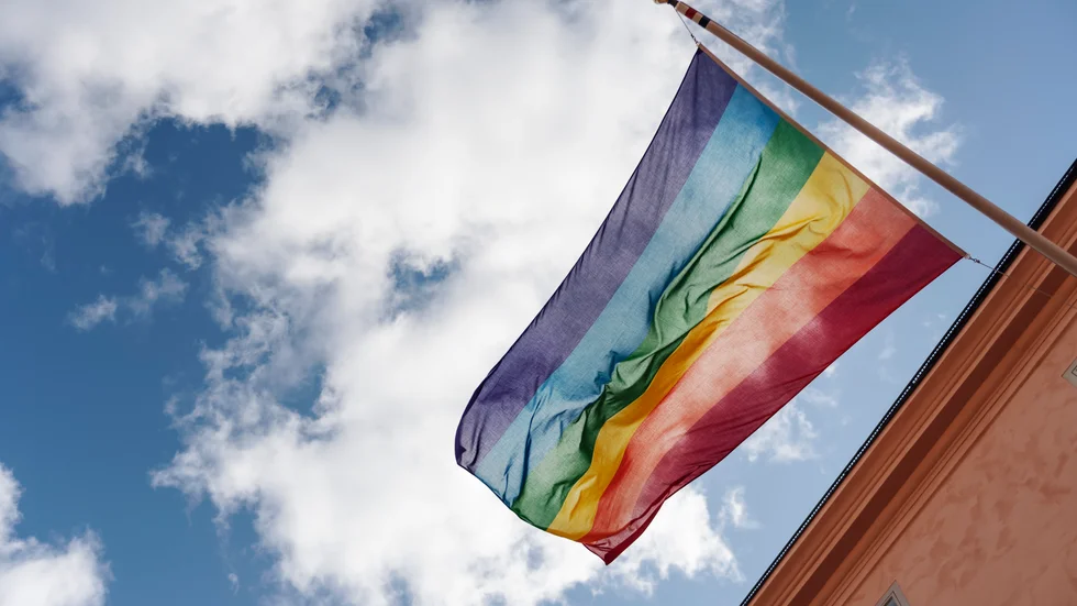 Ica Kvantum blev bestulen på en regnbågsflagga tidigare i år. Nu åtalas en man i 25-årsåldern för brottet.