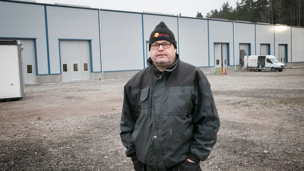 Pär Åkerberg, vd på Åkerbergs trafik, tror fortfarande på Trosabussen, trots att arbetspendlingen försvann under pandemin. 