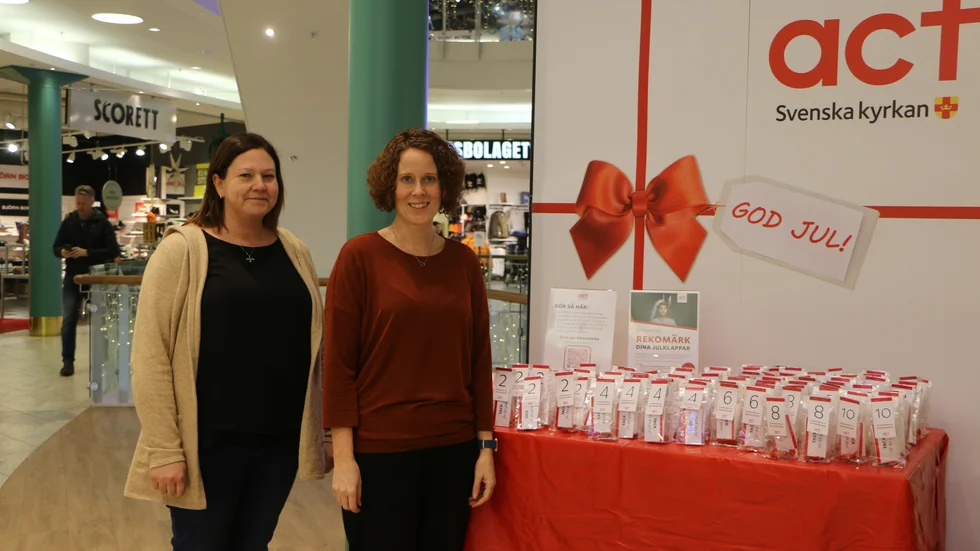 Emma Nilsson och Carina Engman från Piteå församling på plats i gallerian.