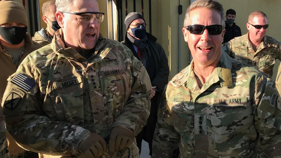 General Mark Milley, till vänster i bild, i samtal med Scott Miller, befälhavare för Nato-insatsen i Afghanistan i Kabul.