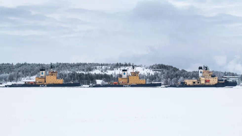 Isbrytarna Atle, Frej och Oden vid kaj i hamnen i Luleå. Arkivbild.