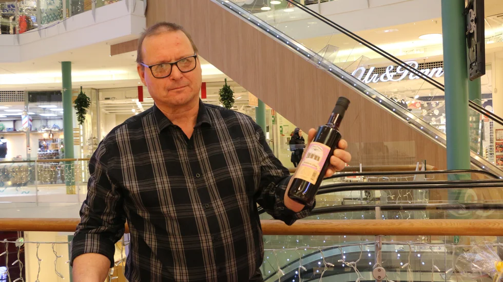 Tord Nilsson visar upp den populära blåbärsglöggen. Dock tycker Nilsson bättre om midvinterglöggen som är gjord på rönnbär och lingon. 