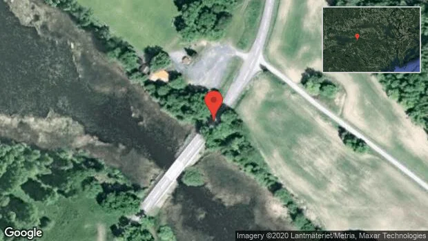 Fallna träd skapar problem i trafiken på väg 214