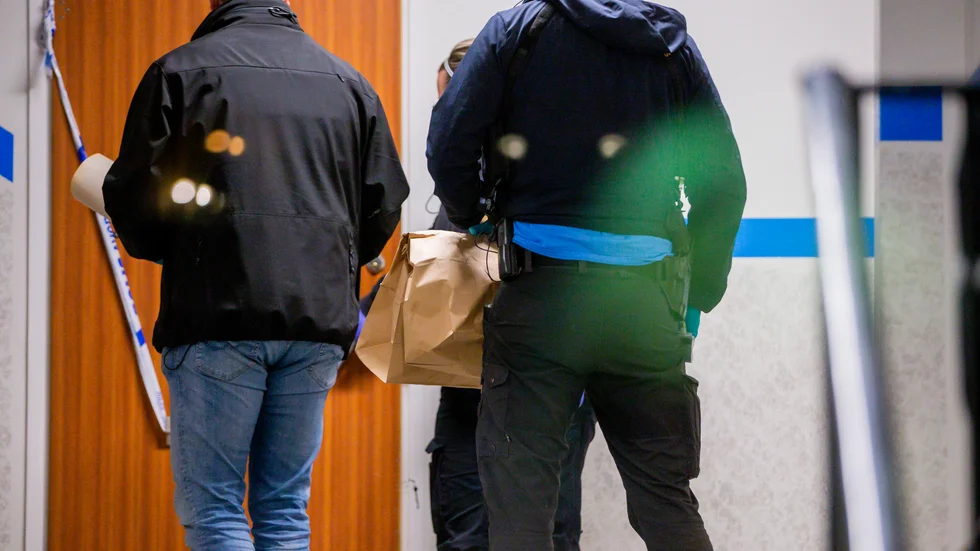 Här gör polisen husrannsakan i 44-åringens lägenhet.