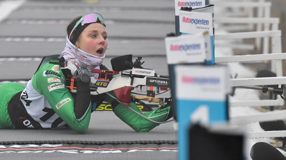 Stina Nilsson i första skjutningen i sin skidskyttepremiär.