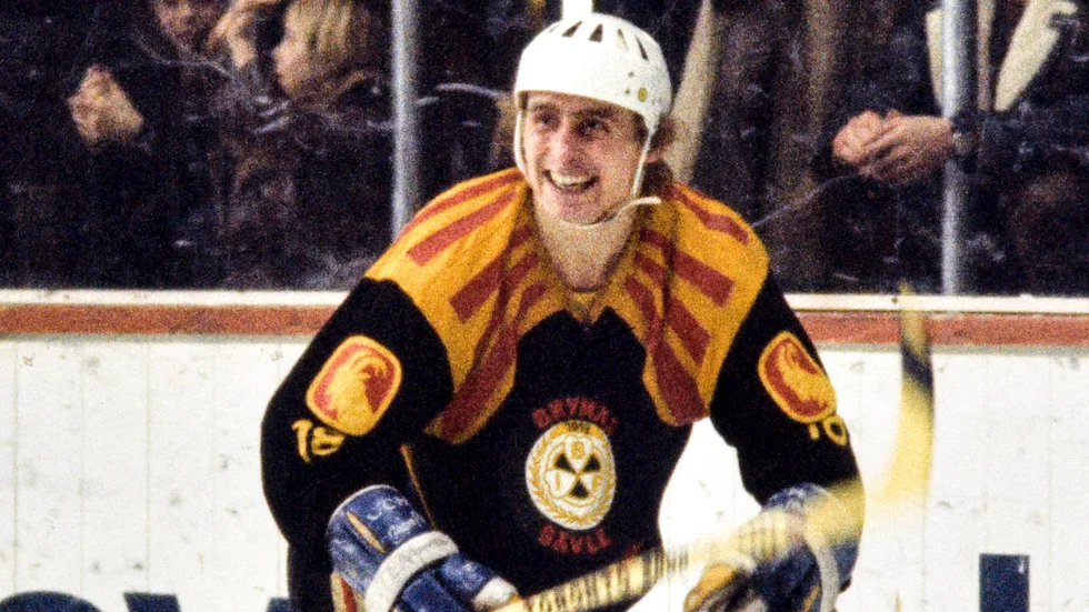 Brynäs Stefan "Lill-Prosten" Karlsson visar sin glädje efter ett mål av Brynäs mot Södertälje i SM-serien 31:a januari 1971 i Södertälje.