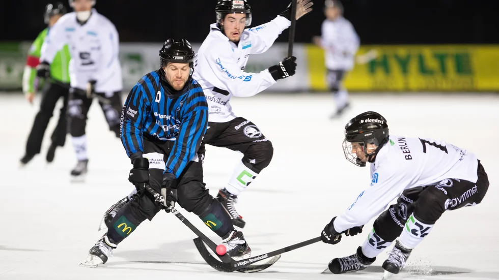 En av Sirius tvåmålsskyttar i premiären, Ted Bergström, i duell med den tidigare Siriusliberon Victor Berling (tidigare Lundberg). Sandviken avgjorde på straff med tio minuter kvar.