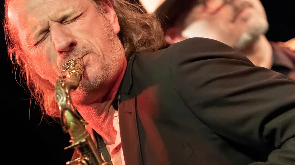 Olof Åslund är mest känd som saxofonist i Soul Pack. I nya gruppen Fleur visar han en annan musikalisk sida.