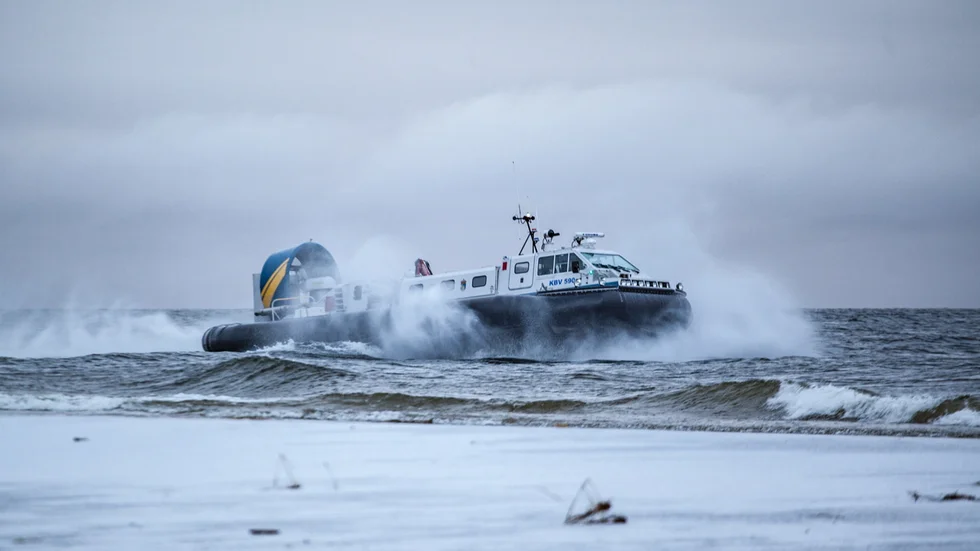 Kustbevakningens svävare undsatte besättningen i båten.