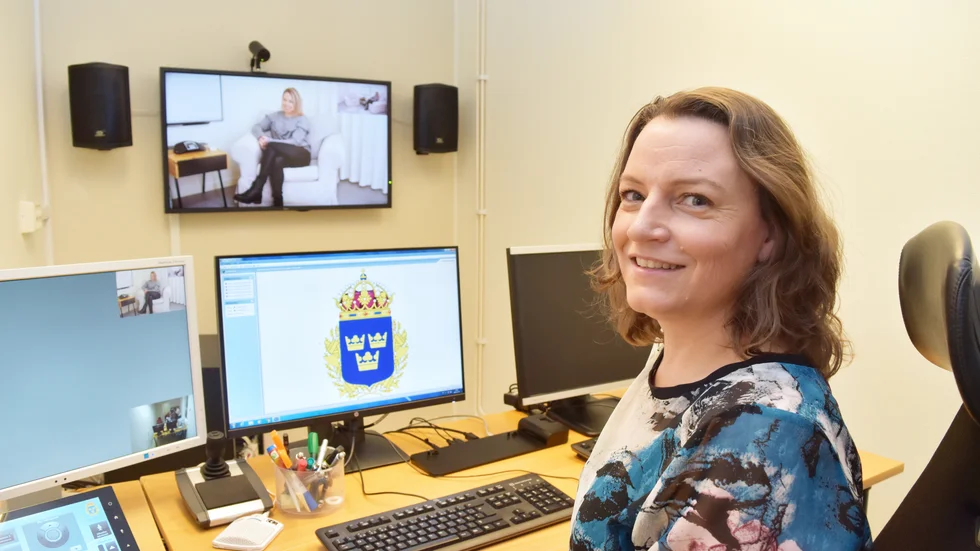 Agneta Sundbom arbetar som barnförhörsledare. Här sitter hon i teknikrummet utanför förhörsrummet. I rummet spelas förhören in och de kan även ha kontakt med åklagare via länk.