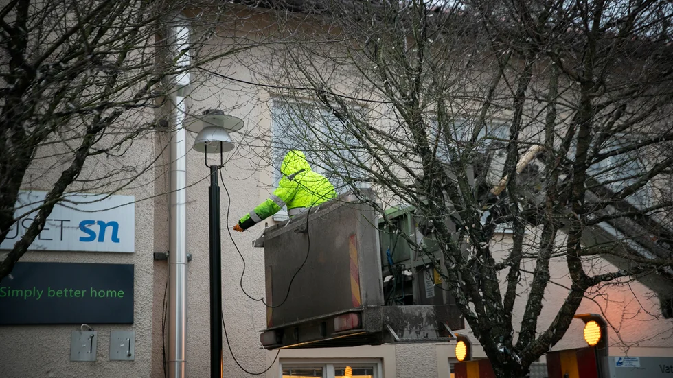 Christoffer Eriksson, gatu- parkingenjör på Trosa kommun, säger att det inte är säkert att Vattenfall blir klara under fredagen.
