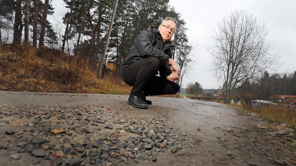 Vägen fram till Thomas Sahléns hus blev rejält förstörd efter att IP Only grävt för fiber. Någon vilja att återställa den har de hittills inte visat.