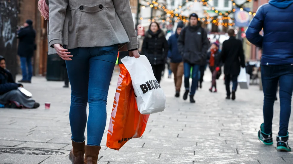 Länsstyrelsen uppmanar folk att tänka till en extra gång innan de ger sig ut och shoppar i mellandagarna.