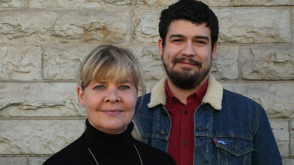 Elisabet Omsén och Charlie Rosales Sandqvist släppte nyligen boken "Mamma fuckar upp", som handlar om hur det är att ha en förälder som sitter i fängelse.