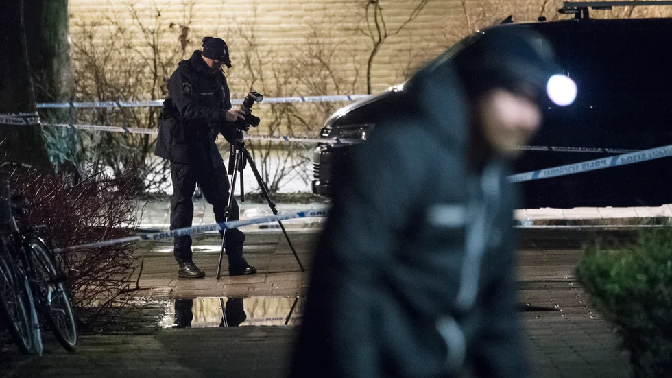Februari 2018: Polisens kriminaltekniker och hundförare på plats efter att en man har skadats i samband med en misstänkt skottlossning i området Hermodsdal i Malmö. Arkivbild.