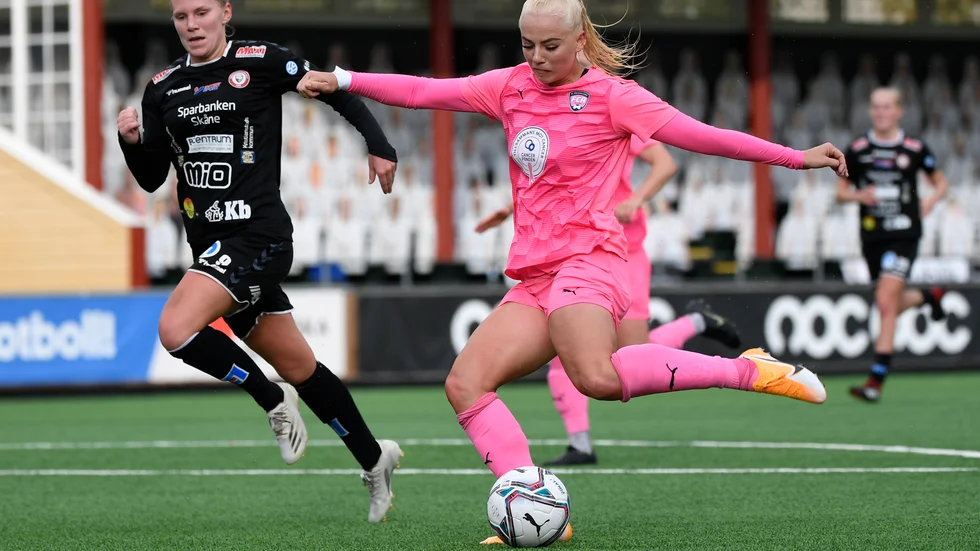De damallsvenska topplagen Kristianstad, i svart, och Rosengård, rosa, möts i Svenska cupens gruppspel. Arkivbild.