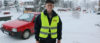 Han tvingas köra 20 mil för att besikta bilen
