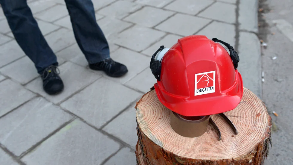 Flera arbetare saknade hjälm vid inspektionen på byggarbetsplatsen.