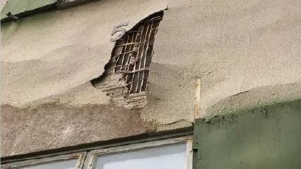 Delar av husets fasad är skadad. Nu riskerar ägaren vite om inte skadorna repareras.