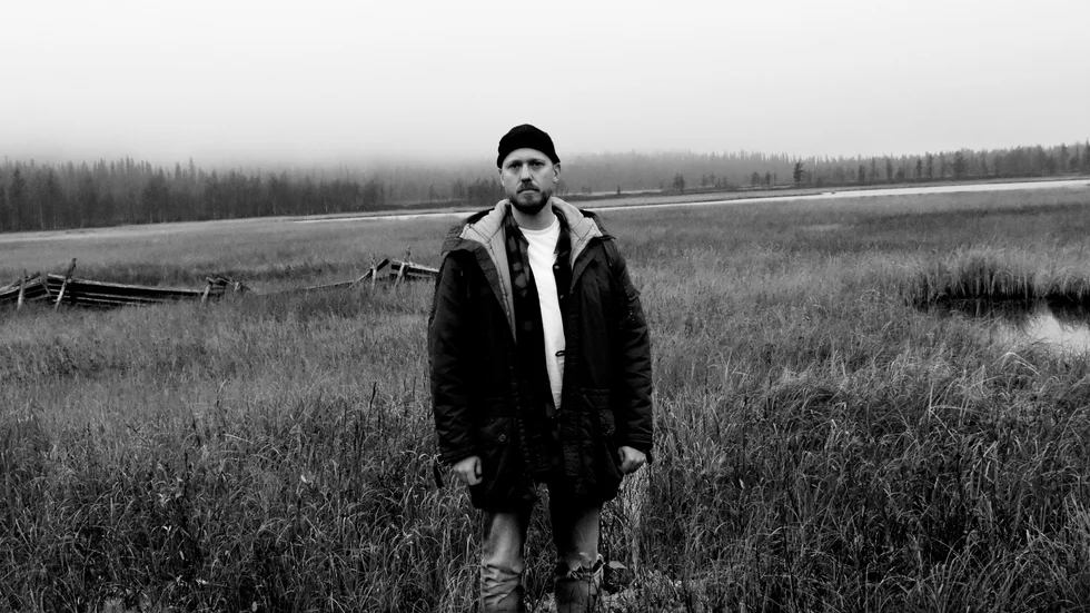"Jag bor en del i Stockholm också, min tjej bor där och jag tycker det är ganska trevligt. Det behöver inte vara en motsättning till att bo här", säger han.