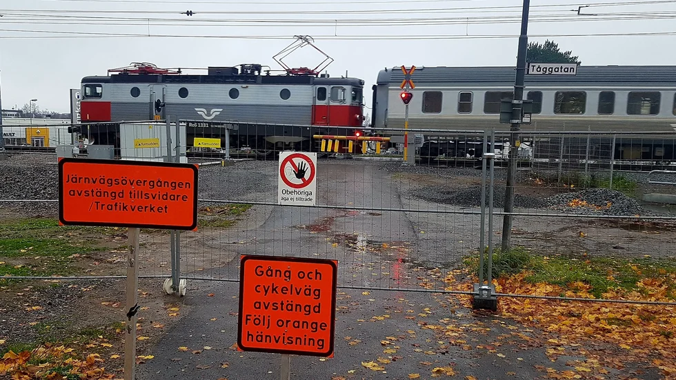 Öppningen av järnvägsövergången har skjutits på framtiden när ett fel i mjukvaran upptäcktes. Nu ska den uppdateras och förhoppningen är att kunna öppna nästa helg, 24/25 oktober om allt går som det ska.