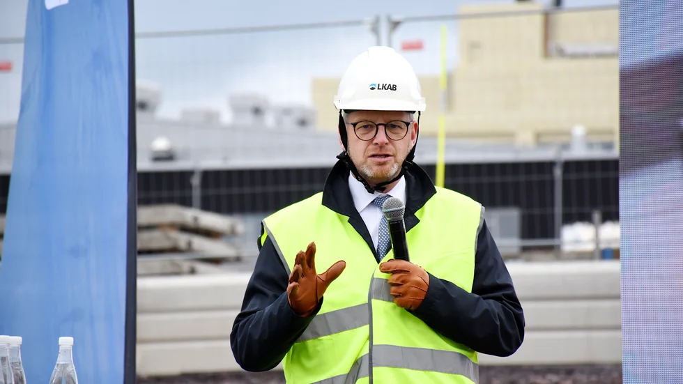 Inrikesminister Mikael Damberg var i Kiruna under måndagen. Det kommer inte att bli lättnader lokalt sett till restriktionerna där smittspridningen är låg. 
